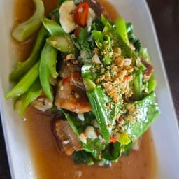 ผัดคะน้าหมูกรอบ