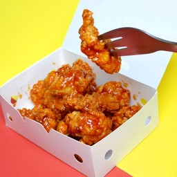 ไก่ทอดคลุกซอสเกาหลี - ซอสเผ็ด hot&spicy ฟรี! ไชเท้าดอง 1 ถ้วย
