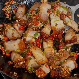 หมูกรอบคั่วพริกเกลือราดข้าว