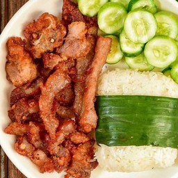 ข้าวเหนียวห่อซี่โครงหมูทอด