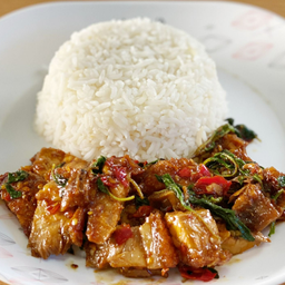ข้าวกระเพราหมูกรอบ (Fried crispy pork with Thai basil)