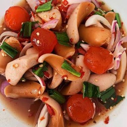 ยำไส้กรอก+ไข่แดง (Sausage and egg yolk yum)