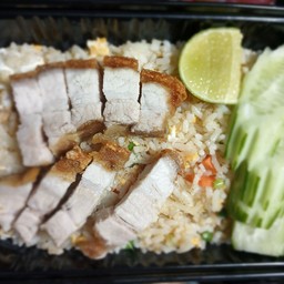 ข้าวผัดหมูกรอบ