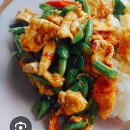 ถั่วผัดพริกแกงไก่