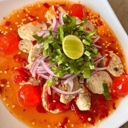 ยำหมูยออุบลไข่แดง (Ubon pork sausage with egg yolk yum)