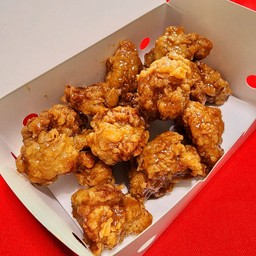 ไก่ทอดคลุกซอสเกาหลี - ซอสกระเทียม ฟรี! ไชเท้าดอง 1 ถ้วย