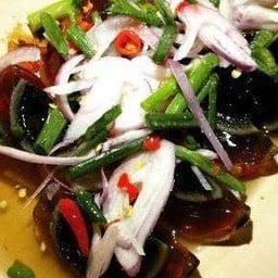 ยำไข่เยี่ยวม้า.