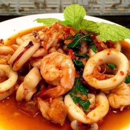 กระเพราทะเลราดข้าว