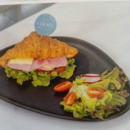 แฮมและชีสครัวซองต์ แซนด์วิช