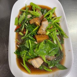 ผัดคะน้าหมูกรอบ