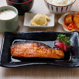 ชุดปลาแซลมอนย่าง