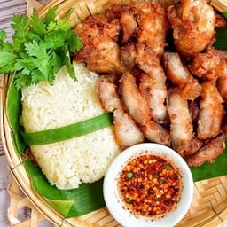 ข้าวเหนียวห่อหมูสามชั้นทอด