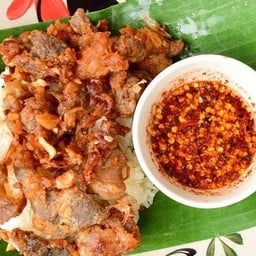 ข้าวเหนียวห่อสันคอหมูทอด