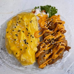 ข้าวไก่คาราเกะราดซอส