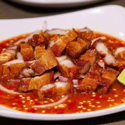 ยำหมูกรอบ ( Crispy Pork Yum)