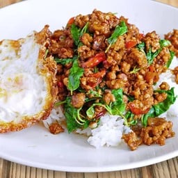 กะเพราหมูสับ ไข่ดาว