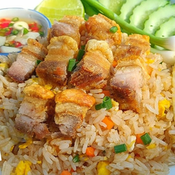 ข้าวผัดหมูกรอบ (Fried rice crispy pork)