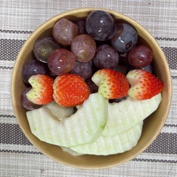 ฝรั่ง สตอเบอรรี่ องุ่นแดง