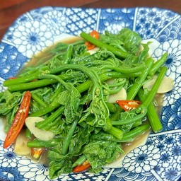 ผัดยอดมะระ (ฝักแม้ว)