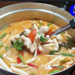 ต้มยำไก่และลูกชิ้น