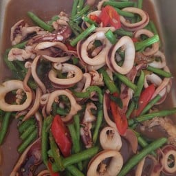หมึกผัดถั่วฝักยาว Stir-fried squid with long beans