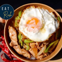 ข้าวไก่ผัดพริกหยวกไข่ดาว