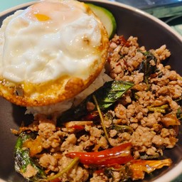 ข้าวกระเพราหมูสับพริกแห้งไข่ดาว