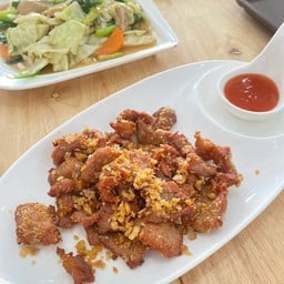 หมูทอดกระเทียมพริกไทย