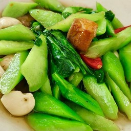 คะน้าผัดปลาเค็ม