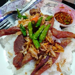 ข้าวหมูทอด กระเทียมพริกสด