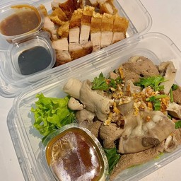 กับแกล้ม พลังโปรตีน (ลวกจิ้ม + หมูกรอบ)