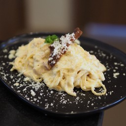 สปาเก็ตตี้คาโบนาร่าเบคอนกรอบ