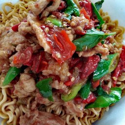 หมูผัด ราดเส้นมาม่า