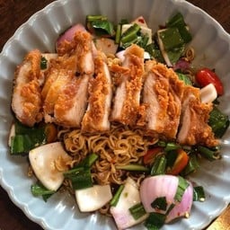 ยำมาม่าคอหมูทอด