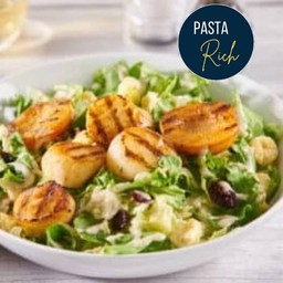 ซีซ่าสลัดหอยเชลล์ย่างและเบคอนกรอบ