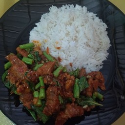 ข้าวผัดพริกแกง