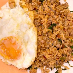 กะเพราเลิฟเว่อร์  ( แถมไข่ดาวฟรี )