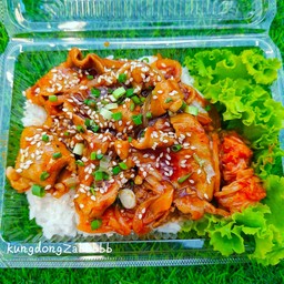 ข้าวหน้าสันคอหมูผัดซอสเกาหลี