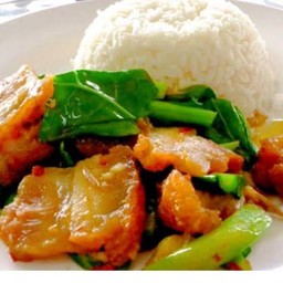 ข้าวคะน้าหมูกรอบ (Crispy Pork with Kale)