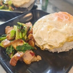 ผัดคะน้าหมูกรอบราดข้าว