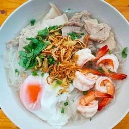 ก๋วยจั๊บญวนรวมมิตร (กระดูกหมู+กุ้ง+หมูสามชั้น+ไข่)