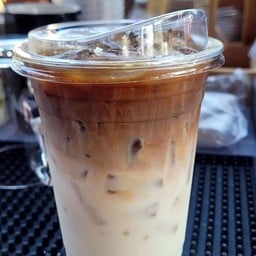 ชาหน่อยมั้ย ? หน้ามอข้างร้านเย็นใจปริ้นติ้ง