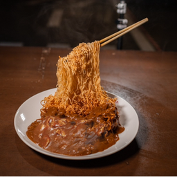 แกงกะหรี่ไก่หมี่กรอบลอยฟ้า