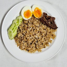 ข้าวผัดน้ำพริกเผาหมูแดด-ไข่ต้ม