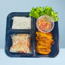 ข้าวเหนียว + ส้มตำ + ไก่ย่าง ฟรี ชาดำเย็น หรือ ชามะนาว 1 แก้ว