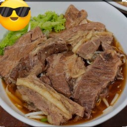 ก๋วยเตี๋ยวเนื้อและต้มเลือดหมูป้าปุ้ย(เป็ดตุ๋นเจ้าเก่า) เมืองใหม่