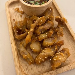 คอหมูแท้ทอด น้ำจิ้มแจ่ว