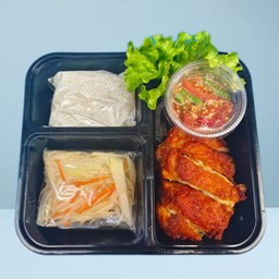 ข้าวเหนียว + ส้มตำ + ไก่ทอด ฟรี ชาดำเย็น หรือ ชามะนาว 1 แก้ว