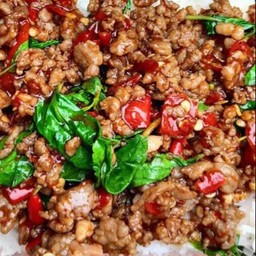 กระเพราเนื้อสับราดข้าว