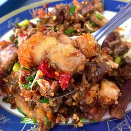 ข้าวยำหมูกรอบแซ่บ